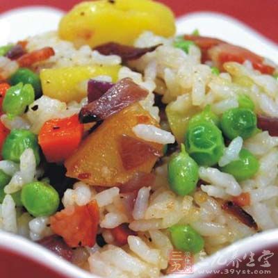 將調味料與炒飯翻炒均勻後，即可裝盤