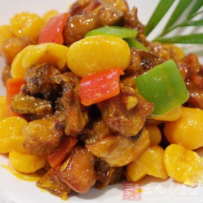 翻炒均勻後，倒入土豆