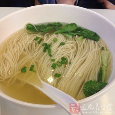 面條的水要多一些，煮出的面條才爽利