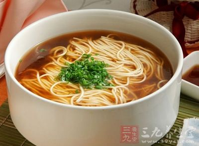 陽春面又稱光面、清湯面或清湯光面，湯清味鮮，清淡爽口