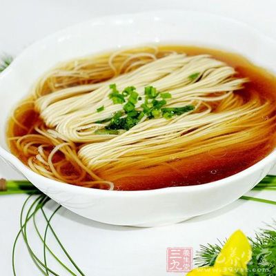 陽春面適宜膚色沒有光華，失去紅潤、手腳冰冷的人群