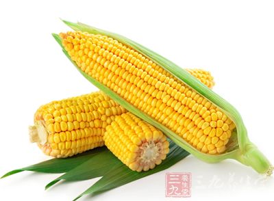 原料:甜玉米4個、白糖30克 原料:甜玉米4個、白糖30克