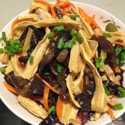 木耳泡開，清洗干淨