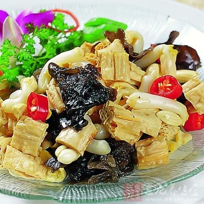 加入腐竹翻炒，加鹽
