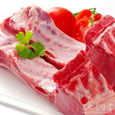 鍋裡加入洗淨斬件的排骨加涼水燒開,煮出浮沫血水 鍋裡加入洗淨斬件的排骨加涼水燒開,煮出浮沫血水