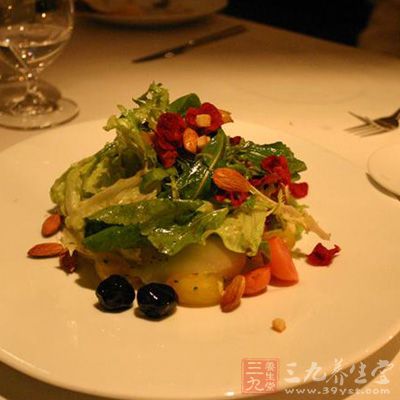 將黃西紅柿切角,圍入盤邊,中間放紫甘藍、胡蘿卜絲、加入葡萄干 將黃西紅柿切角,圍入盤邊,中間放紫甘藍、胡蘿卜絲、加入葡萄干