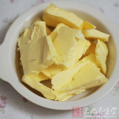 鍋燒熱後把黃油放入小火融化 鍋燒熱後把黃油放入小火融化