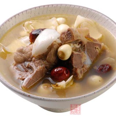 雲耳紅棗煲黃鳝補血湯適合經期，主要是因為其能養陰活血，幫助女性調經補血