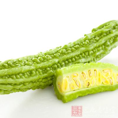 我們將苦瓜切成一條條的絲之後，同時放入各種調味料