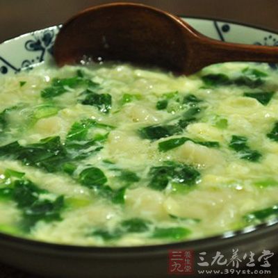 黑木耳提前泡發，蔥姜切片，西紅柿切丁，白菜切絲