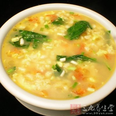 倒入番茄，炒到稍出汁，倒入清水，燒開