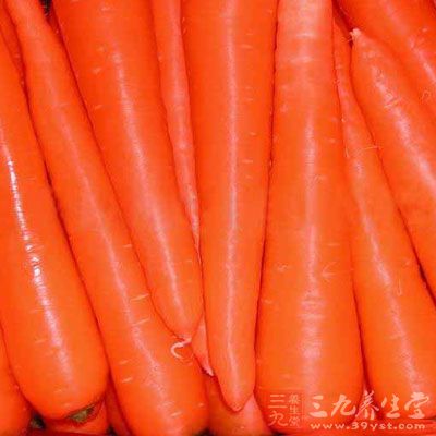 胡蘿卜和雞蛋一同炒菜，使胡蘿卜中的胡蘿卜素容易吸收