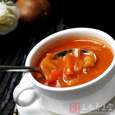 將牛肉切塊焯水去血沫,加入等量的胡蘿卜塊與土豆塊炖軟爛 將牛肉切塊焯水去血沫,加入等量的胡蘿卜塊與土豆塊炖軟爛