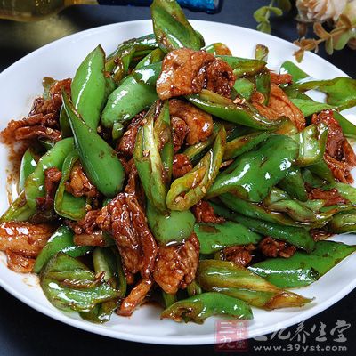 放入尖椒段，翻炒倆下放入醬油