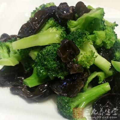 西蘭花300g、東北黑木耳10g、小米椒2個