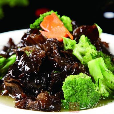 加西蘭花，鹽，味極鮮翻炒均勻