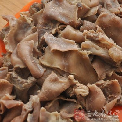 把牛護心皮洗淨，切成塊