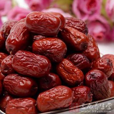 將紅棗沖洗干淨