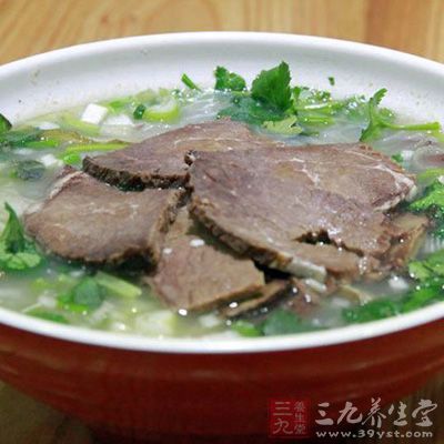 把土豆表面炒熟以後加入蔥白和姜片