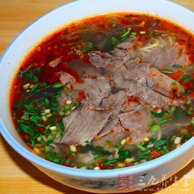 鍋中加入肉湯，旺火燒沸