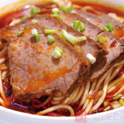 燙熟面條後撈起放入碗裡，擺牛腱、牛筋淋上熱牛肉湯