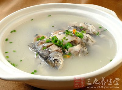 鲫魚湯含有全面而優質的蛋白質，對肌膚的彈力纖維構成能起到很好的強化作用
