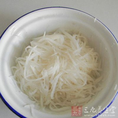 將洗淨的白蘿卜切成絲