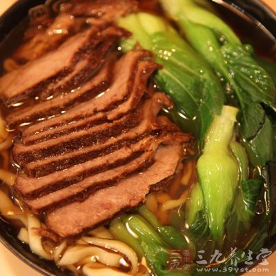 牛肉放砂鍋裡小伙煮1個小時