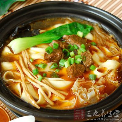 炖牛肉的適合鹽要適量放，酸菜是鹹的