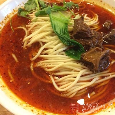 將上等的牛腱子肉煮開,血沫弄干淨後關至中火 將上等的牛腱子肉煮開,血沫弄干淨後關至中火