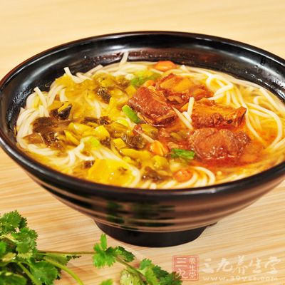 在油鍋中將蔥姜蒜爆香,再加入郫縣豆瓣炒香 在油鍋中將蔥姜蒜爆香,再加入郫縣豆瓣炒香