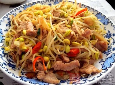 豆芽炒肉就是豆芽的一種普通的家常做法