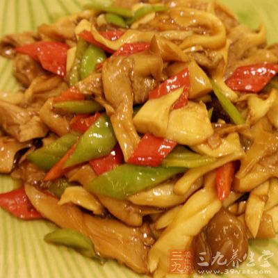 肉片先下鍋炒至七八成熟備用 肉片先下鍋炒至七八成熟備用