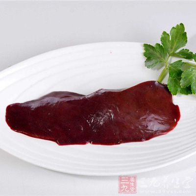 豬肝200克，大白菜葉150克，枸杞8顆