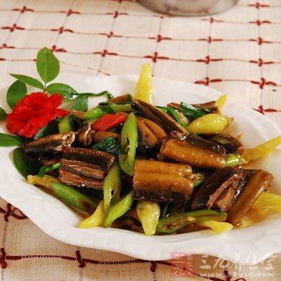 鳝魚剖開去內髒、骨及頭尾,洗淨,切成長約4厘米的段 鳝魚剖開去內髒、骨及頭尾,洗淨,切成長約4厘米的段