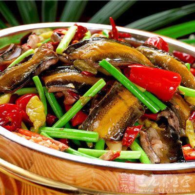 燒開後移微火上將鳝魚燒軟 燒開後移微火上將鳝魚燒軟