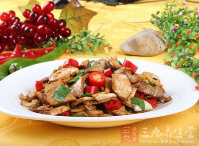 香干炒肉以豆瓣和豆豉入菜，是較典型的家常味了