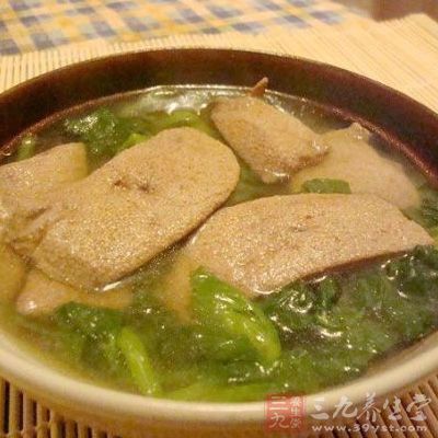 下豬肝煮至熟，下鹽調味即可