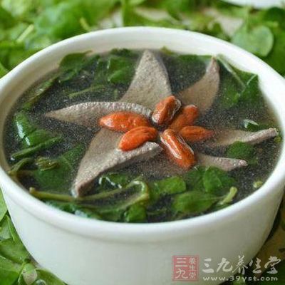 豬肝200克，大白菜葉150克，枸杞8顆