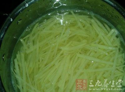 土豆切條，辣椒切小段