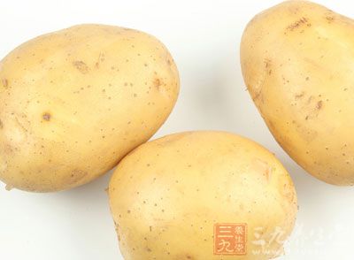 准備兩三個土豆作為主料