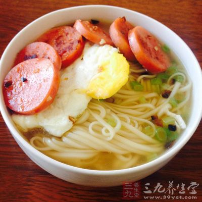 將面條三折後放入面湯碗中,撒上香蔥末和青蒜末 將面條三折後放入面湯碗中,撒上香蔥末和青蒜末