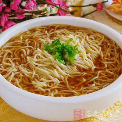 將面條下入沸水鍋裡煮開 將面條下入沸水鍋裡煮開