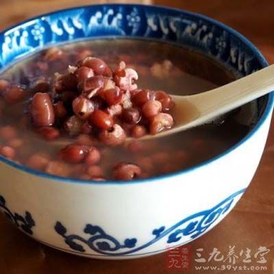 可在薏米紅豆湯中加幾片生姜