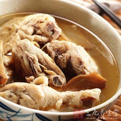 麻油雞：選用農家公雞