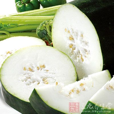 冬瓜去皮，洗淨削成見圓小球