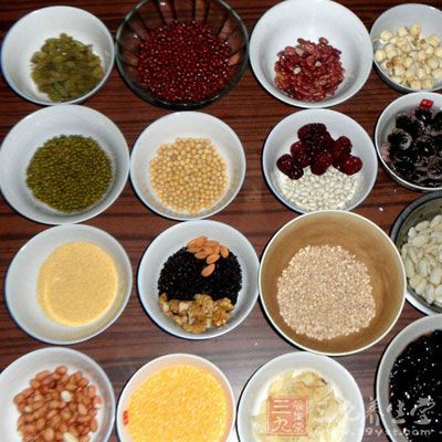 先把白扁豆、綠小豆、紅小豆和黑豆用水浸泡十個小時