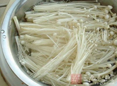 把金針菇沖洗干淨，再把根部去掉，注意根部不要去的太多，把稍稍發黑的地方去掉即可