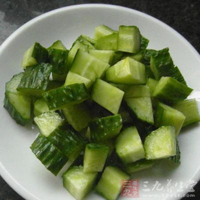 將洗淨的黃瓜切小丁