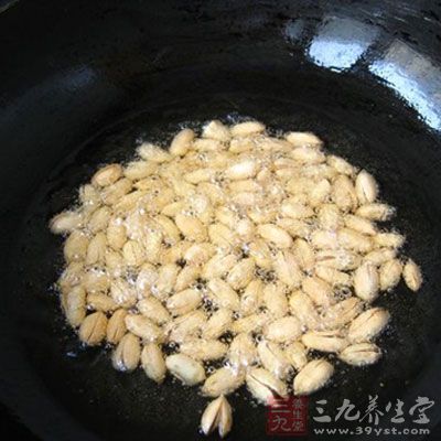 芝麻炒香，花生米用油炸熟，各裝入碟備用